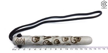 Preview: Handgeschmiedeter Kubotan HC-22-2 Unikat (Custom Made) von vorne auf weißem Hintergrund. Seriennummer SN sichtbar, Totenkopf-Gravur, schwarzer Paracord-Fangriemen, 3 Bohrungen. GPSR: Chargennummer/Hersteller SN für Rückverfolgbarkeit. Nur als Grifffestige